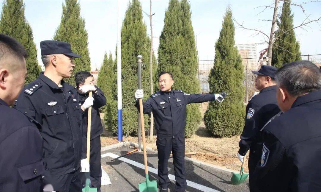 tracking苹果版:春色满园植新绿 “警”色怡人展新颜-第1张图片-太平洋在线下载